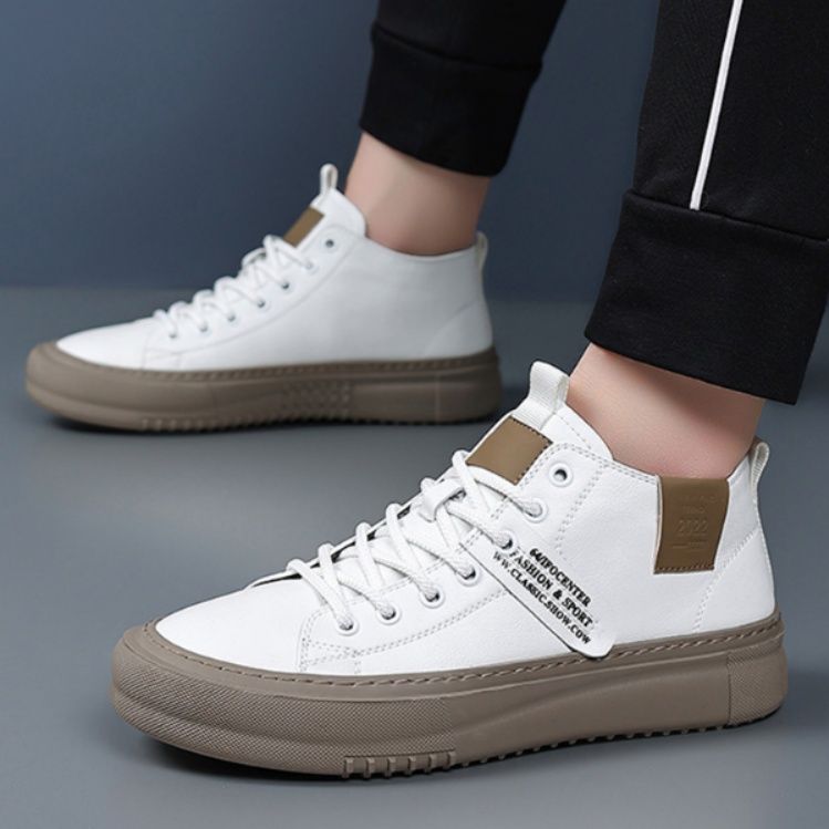 【ミニマル・エッジ】ミッドカットスニーカー オフホワイト×トープ | シボ感レザー調 サイドロゴタグ 都会派カジュアル