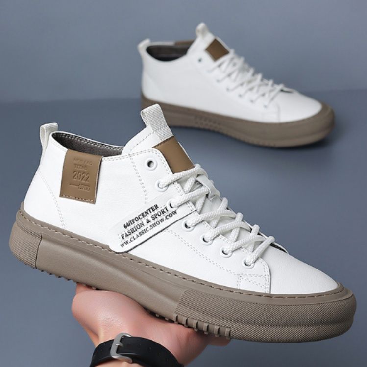 【ミニマル・エッジ】ミッドカットスニーカー オフホワイト×トープ | シボ感レザー調 サイドロゴタグ 都会派カジュアル