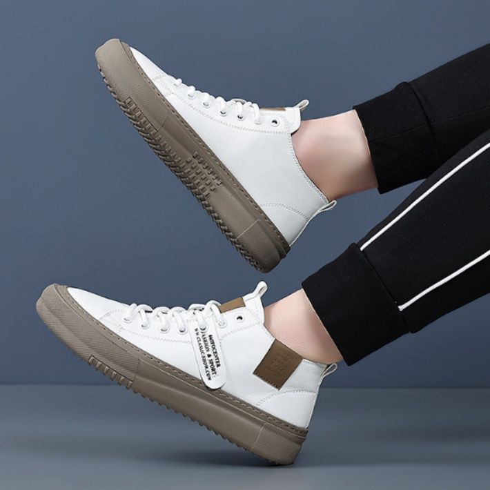 【ミニマル・エッジ】ミッドカットスニーカー オフホワイト×トープ | シボ感レザー調 サイドロゴタグ 都会派カジュアル