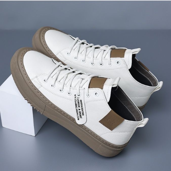 【ミニマル・エッジ】ミッドカットスニーカー オフホワイト×トープ | シボ感レザー調 サイドロゴタグ 都会派カジュアル