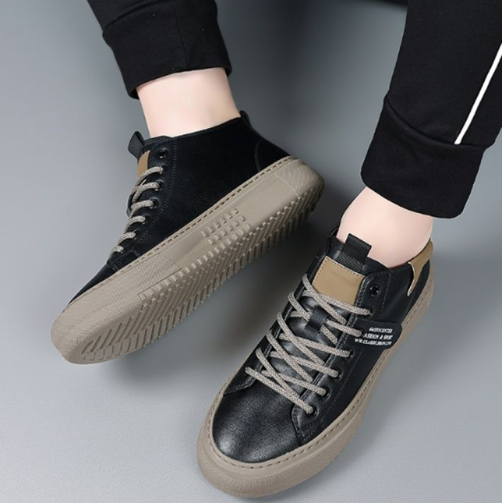 【ミニマル・エッジ】ミッドカットスニーカー オフホワイト×トープ | シボ感レザー調 サイドロゴタグ 都会派カジュアル