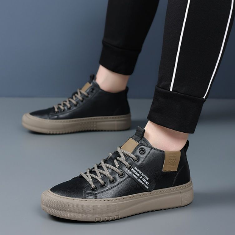 【ミニマル・エッジ】ミッドカットスニーカー オフホワイト×トープ | シボ感レザー調 サイドロゴタグ 都会派カジュアル