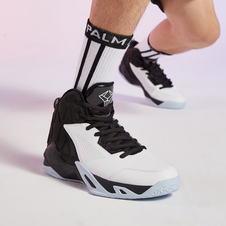 【プレシジョン・コート】バスケットボールシューズ ホワイト×ブラック | 流線型サイドケージ 高反発ソール テクニカル・スポーツウェア