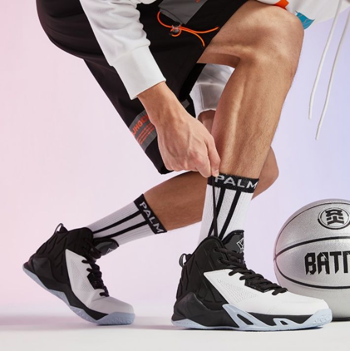 【プレシジョン・コート】バスケットボールシューズ ホワイト×ブラック | 流線型サイドケージ 高反発ソール テクニカル・スポーツウェア