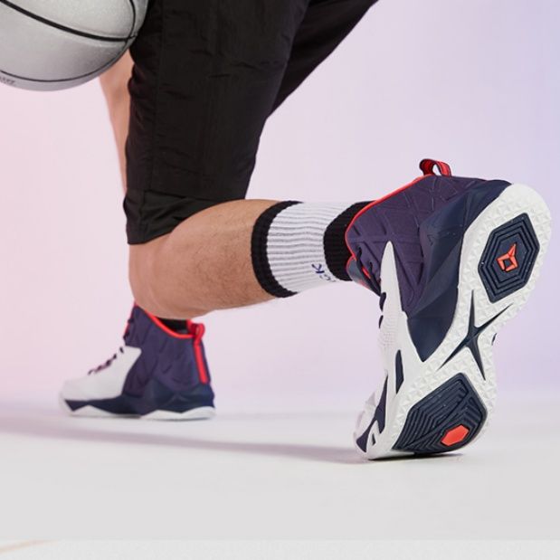 【プレシジョン・コート】バスケットボールシューズ ホワイト×ブラック | 流線型サイドケージ 高反発ソール テクニカル・スポーツウェア