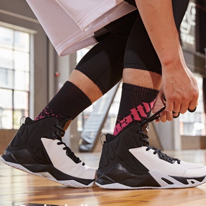 【プレシジョン・コート】バスケットボールシューズ ホワイト×ブラック | 流線型サイドケージ 高反発ソール テクニカル・スポーツウェア