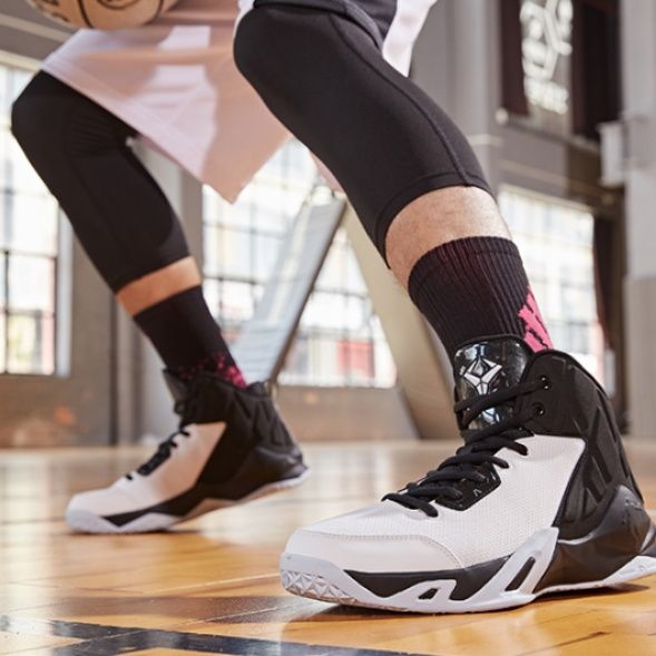 【プレシジョン・コート】バスケットボールシューズ ホワイト×ブラック | 流線型サイドケージ 高反発ソール テクニカル・スポーツウェア