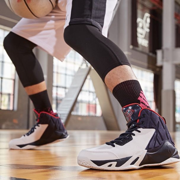 【プレシジョン・コート】バスケットボールシューズ ホワイト×ブラック | 流線型サイドケージ 高反発ソール テクニカル・スポーツウェア