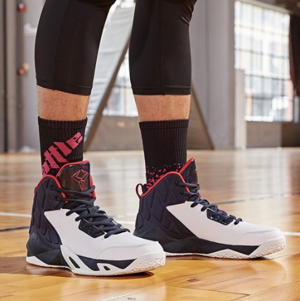 【プレシジョン・コート】バスケットボールシューズ ホワイト×ブラック | 流線型サイドケージ 高反発ソール テクニカル・スポーツウェア