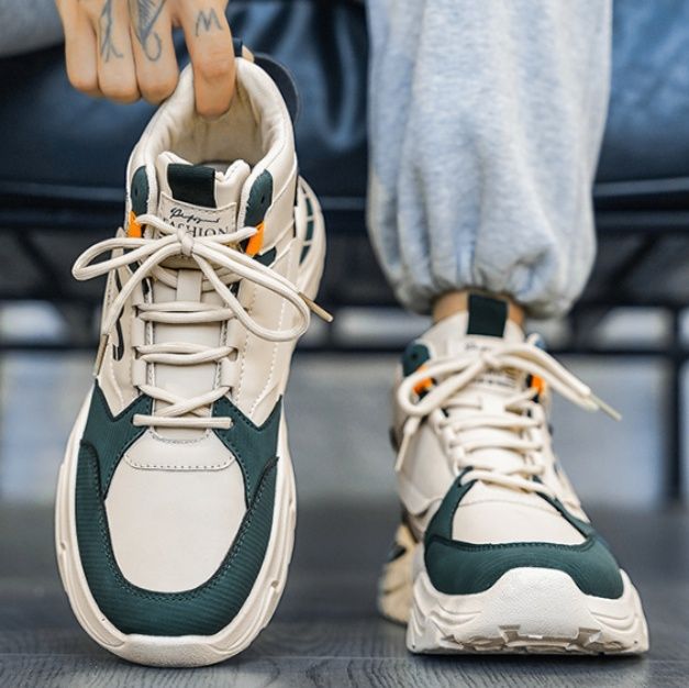 【アーバン・ダイナミクス】チャンキースニーカー ホワイト×ネイビー | グラフィックパネル オレンジアクセント ストリート・ボリュームソール