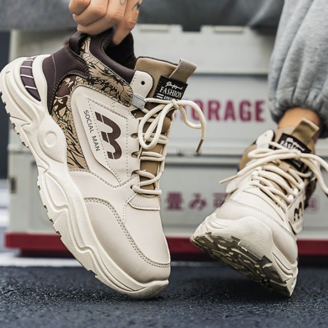 【アーバン・ダイナミクス】チャンキースニーカー ホワイト×ネイビー | グラフィックパネル オレンジアクセント ストリート・ボリュームソール