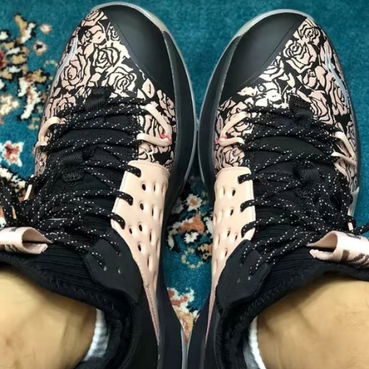 【フローラル・ダークネス】バスケットシューズ ブラック×パステルピンク | ローズグラフィック サイドケージデザイン テクニカル・ストリート