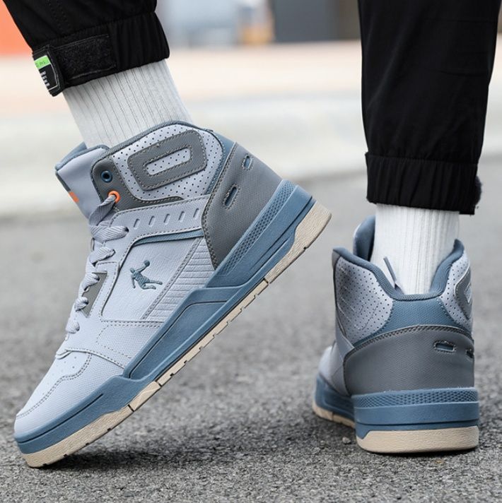 【クール・ミニマリズム】ハイカットスニーカー グレー×チャコール | シームレス・パネルデザイン オレンジアクセント アーバン・スポーティー