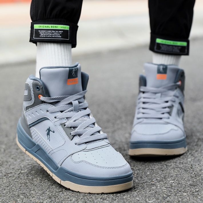 【クール・ミニマリズム】ハイカットスニーカー グレー×チャコール | シームレス・パネルデザイン オレンジアクセント アーバン・スポーティー