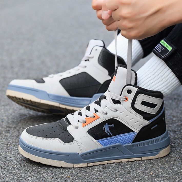 【クール・ミニマリズム】ハイカットスニーカー グレー×チャコール | シームレス・パネルデザイン オレンジアクセント アーバン・スポーティー