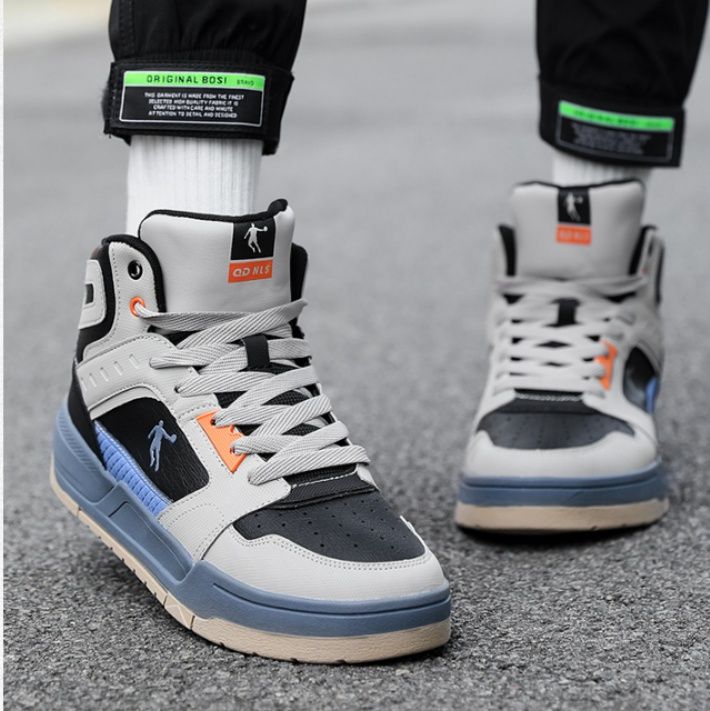 【クール・ミニマリズム】ハイカットスニーカー グレー×チャコール | シームレス・パネルデザイン オレンジアクセント アーバン・スポーティー