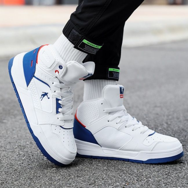 【クール・ミニマリズム】ハイカットスニーカー グレー×チャコール | シームレス・パネルデザイン オレンジアクセント アーバン・スポーティー