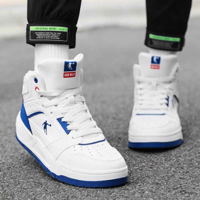 【クール・ミニマリズム】ハイカットスニーカー グレー×チャコール | シームレス・パネルデザイン オレンジアクセント アーバン・スポーティー