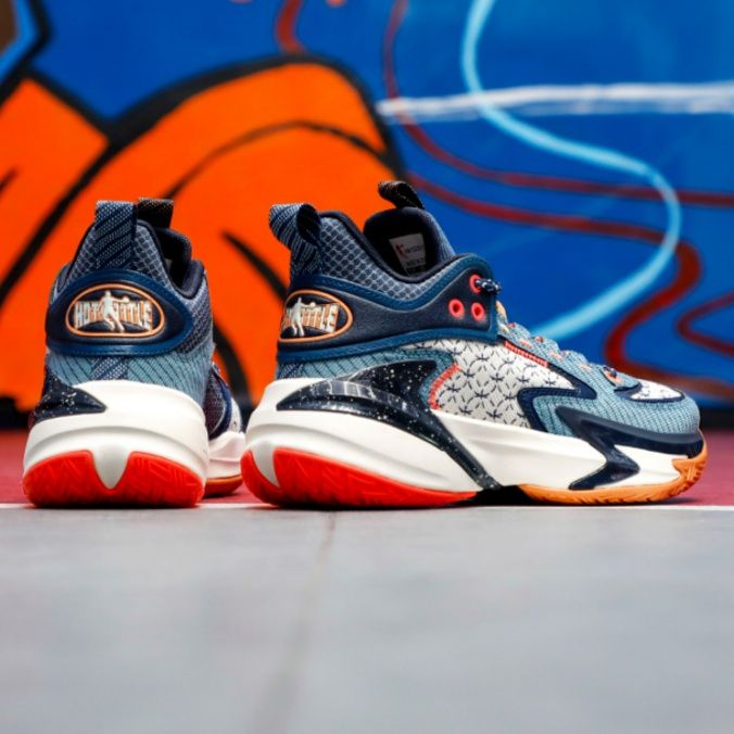 【バニー・ダイナミクス】バスケットスニーカー ブルー×オレンジ | ラビットアイコン 和柄風テキスタイル 高機能スポーツソール