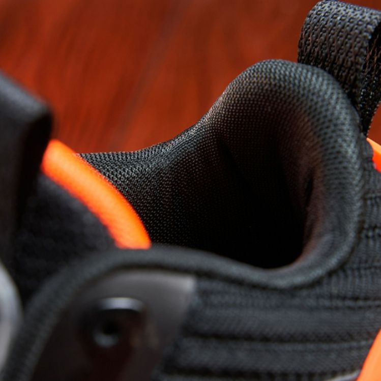 【ダイナミック・ボルト】ハイカット・バスケットシューズ ブラック×ネオンオレンジ | 3Dサイドパネル アスリートシルエット ストリート・スポーツ