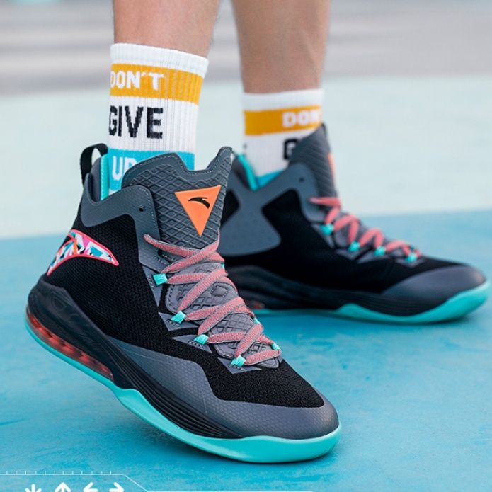 【プレシジョン・コア】ハイカット・バスケットシューズ ブラック×ティールグリーン | 幾何学グラフィックパーツ オレンジアクセント ストリート・パフォーマンス