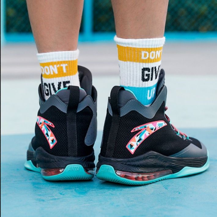 【プレシジョン・コア】ハイカット・バスケットシューズ ブラック×ティールグリーン | 幾何学グラフィックパーツ オレンジアクセント ストリート・パフォーマンス