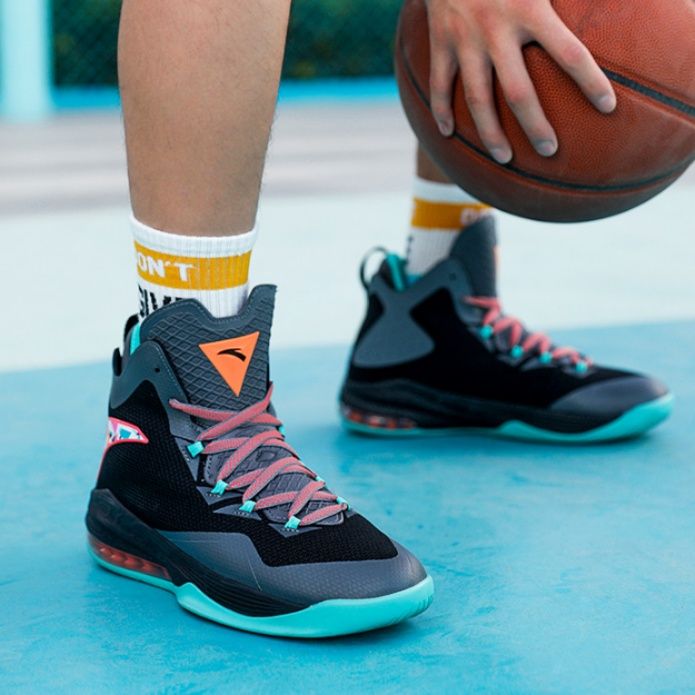【プレシジョン・コア】ハイカット・バスケットシューズ ブラック×ティールグリーン | 幾何学グラフィックパーツ オレンジアクセント ストリート・パフォーマンス