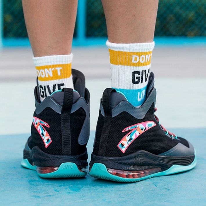 【プレシジョン・コア】ハイカット・バスケットシューズ ブラック×ティールグリーン | 幾何学グラフィックパーツ オレンジアクセント ストリート・パフォーマンス