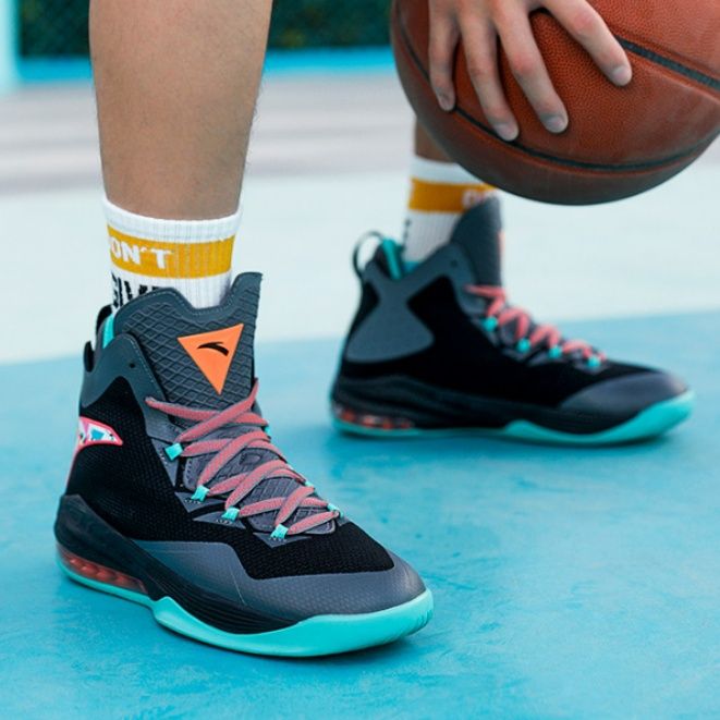 【プレシジョン・コア】ハイカット・バスケットシューズ ブラック×ティールグリーン | 幾何学グラフィックパーツ オレンジアクセント ストリート・パフォーマンス