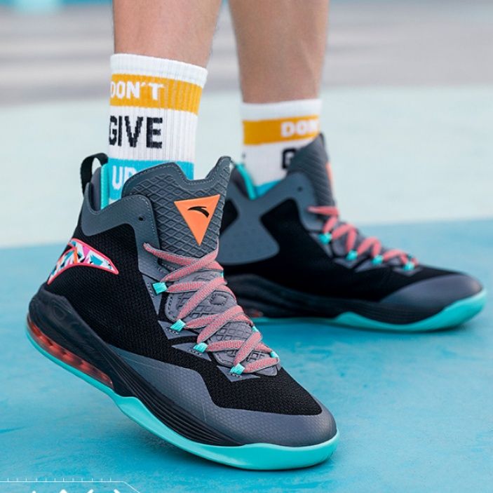 【プレシジョン・コア】ハイカット・バスケットシューズ ブラック×ティールグリーン | 幾何学グラフィックパーツ オレンジアクセント ストリート・パフォーマンス