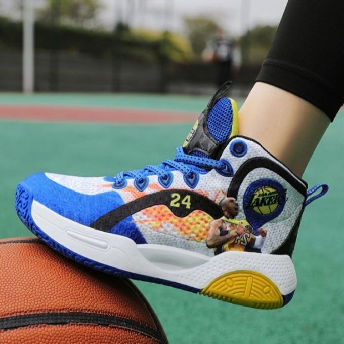 【レジェンド・トリビュート】ミッドカット・バスケットシューズ ホワイト×ブルー | プレイヤープリント ナンバー24デザイン スポーツ・メモリアル