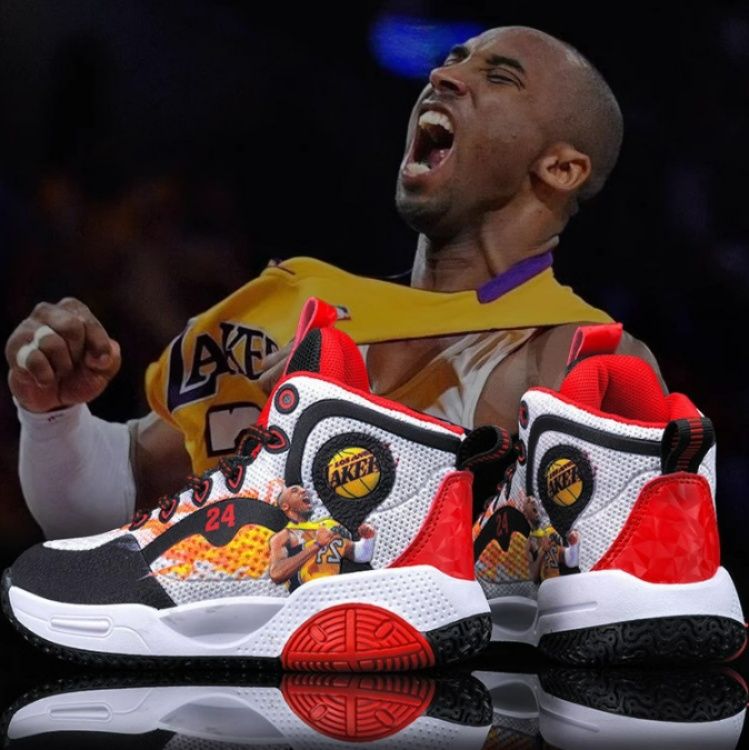 【レジェンド・トリビュート】ミッドカット・バスケットシューズ ホワイト×ブルー | プレイヤープリント ナンバー24デザイン スポーツ・メモリアル