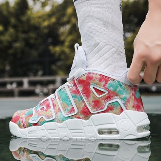 【サイケデリック・コート】バスケットシューズ ホワイト×タイダイマルチカラー | ビッグロゴデザイン ビジブルエア搭載 ストリート・パフォーマンス