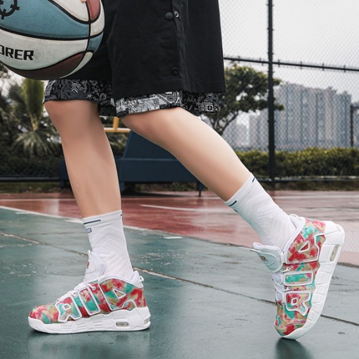 【サイケデリック・コート】バスケットシューズ ホワイト×タイダイマルチカラー | ビッグロゴデザイン ビジブルエア搭載 ストリート・パフォーマンス