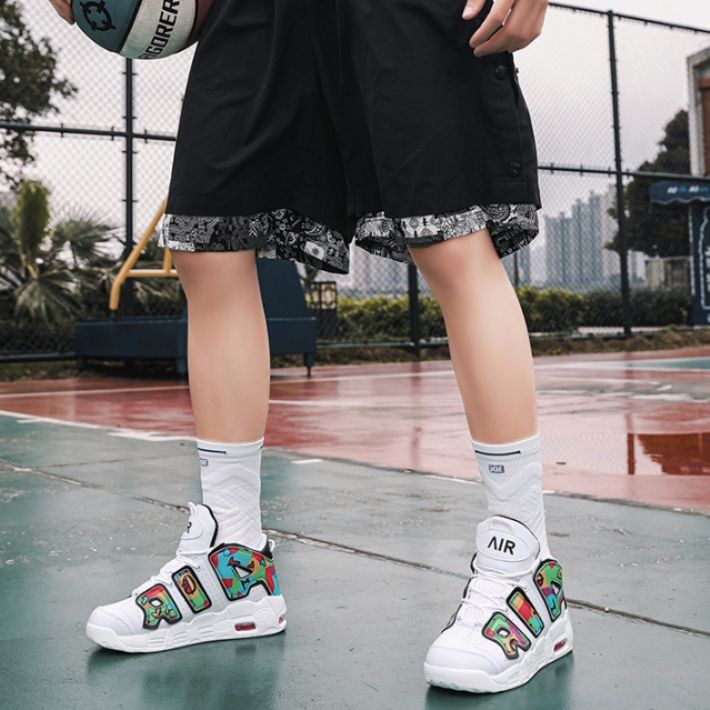 【サイケデリック・コート】バスケットシューズ ホワイト×タイダイマルチカラー | ビッグロゴデザイン ビジブルエア搭載 ストリート・パフォーマンス