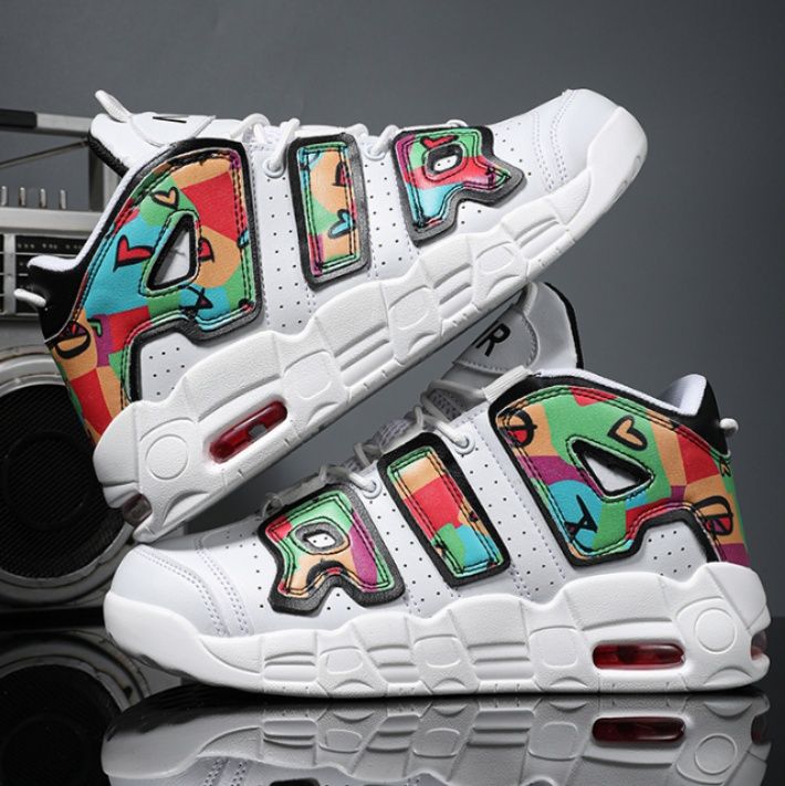 【サイケデリック・コート】バスケットシューズ ホワイト×タイダイマルチカラー | ビッグロゴデザイン ビジブルエア搭載 ストリート・パフォーマンス