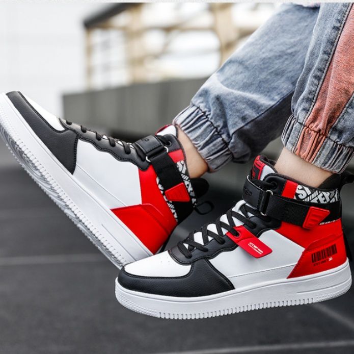 【アーバン・エッジ】ミッドカットスニーカー ホワイト×レッド×ブラック | ホールドストラップデザイン バーコードグラフィック ストリート・カジュアル