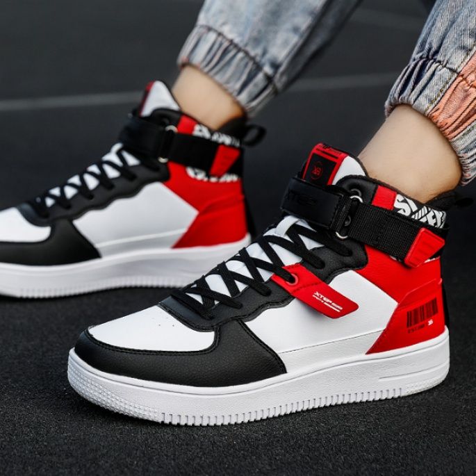 【アーバン・エッジ】ミッドカットスニーカー ホワイト×レッド×ブラック | ホールドストラップデザイン バーコードグラフィック ストリート・カジュアル