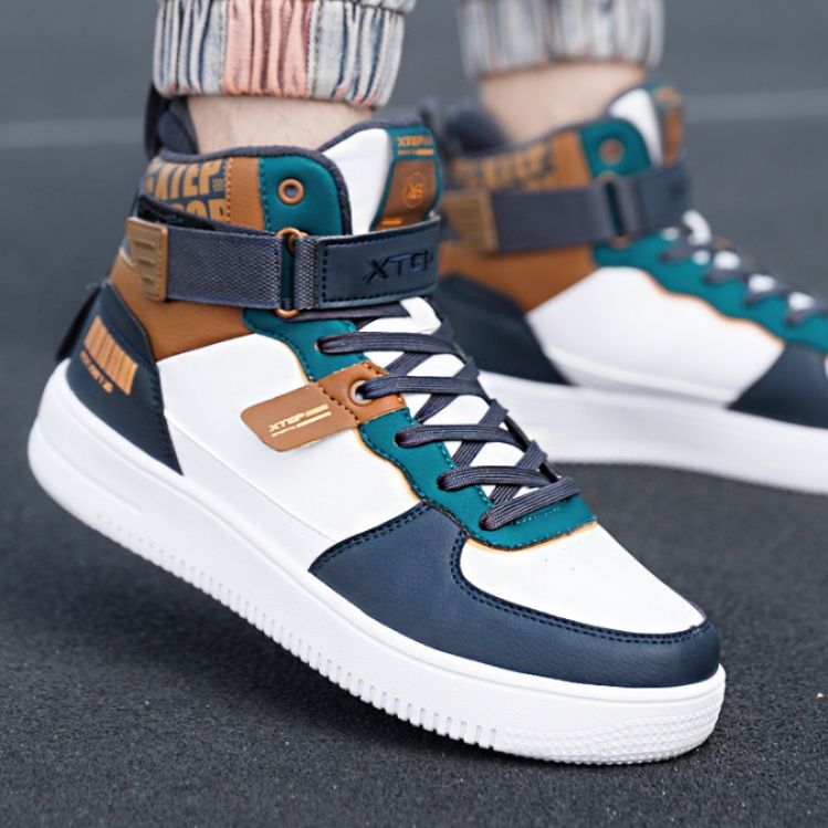 【アーバン・エッジ】ミッドカットスニーカー ホワイト×レッド×ブラック | ホールドストラップデザイン バーコードグラフィック ストリート・カジュアル