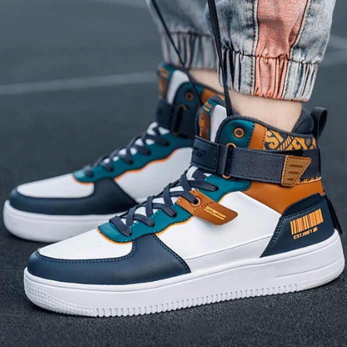 【アーバン・エッジ】ミッドカットスニーカー ホワイト×レッド×ブラック | ホールドストラップデザイン バーコードグラフィック ストリート・カジュアル