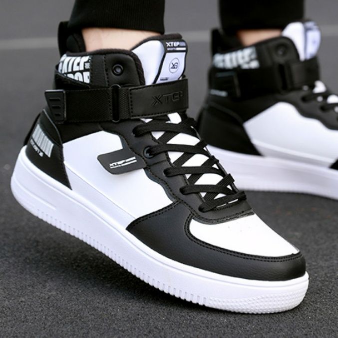 【アーバン・エッジ】ミッドカットスニーカー ホワイト×レッド×ブラック | ホールドストラップデザイン バーコードグラフィック ストリート・カジュアル