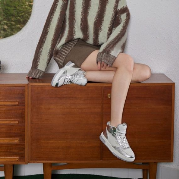 【ルミナス・モード】ハイカットスニーカー メタリックシルバー×ホワイト | シャイニーパネルデザイン ゴールドアイレット ラグジュアリー・ストリート