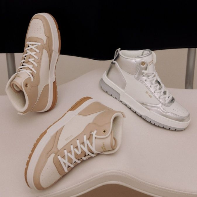 【ルミナス・モード】ハイカットスニーカー メタリックシルバー×ホワイト | シャイニーパネルデザイン ゴールドアイレット ラグジュアリー・ストリート