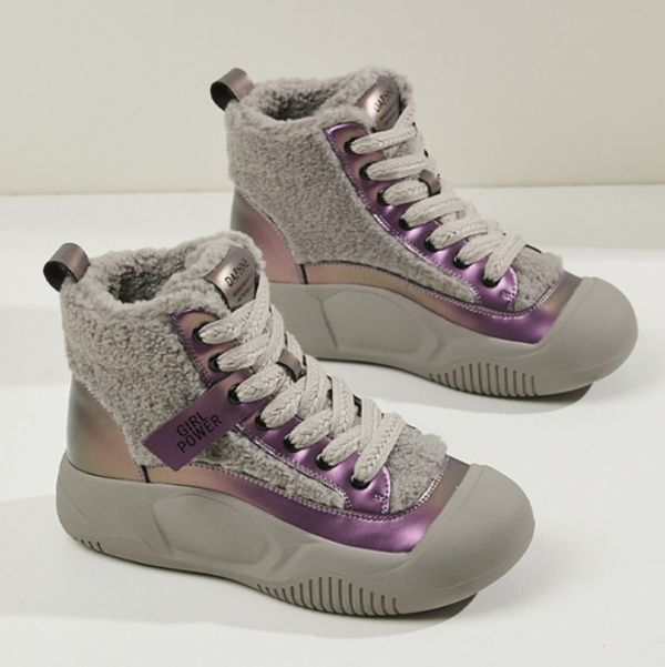 【ルミナス・ボア】ミッドカットスニーカー メタリックパープル×グレー | エコファーライニング メタリックパネル ウィンター・モードカジュアル