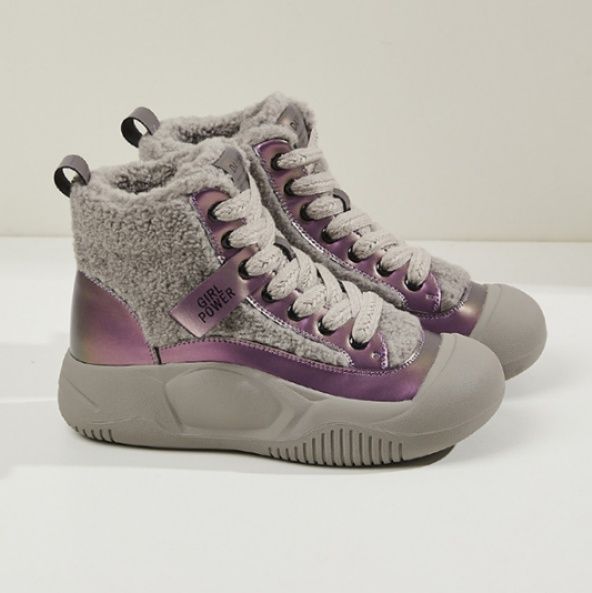 【ルミナス・ボア】ミッドカットスニーカー メタリックパープル×グレー | エコファーライニング メタリックパネル ウィンター・モードカジュアル