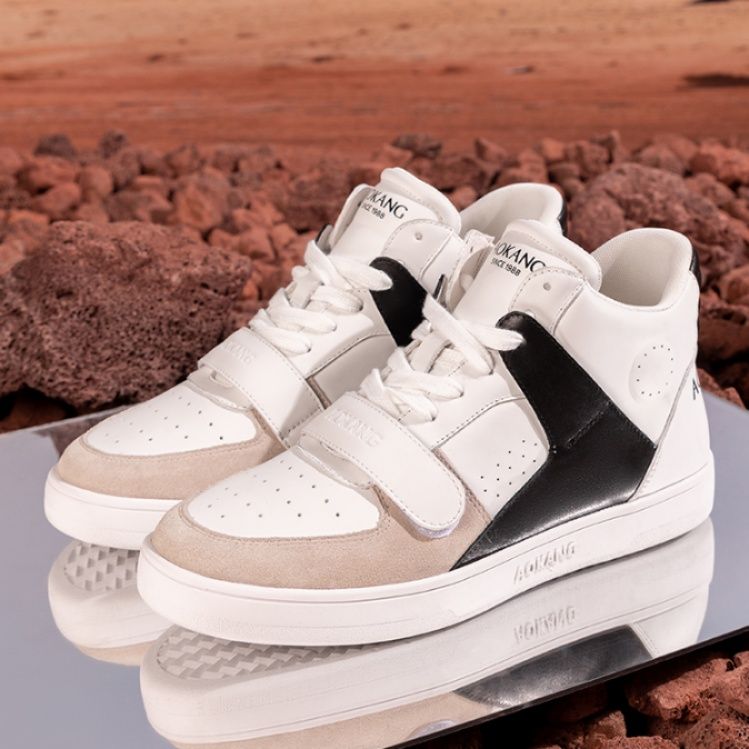 【カラーブロック・ヘリテージ】ミッドカットスニーカー ホワイト×レッド×ブルー | ベルクロストラップデザイン パンチングアッパー ストリート・カジュアル