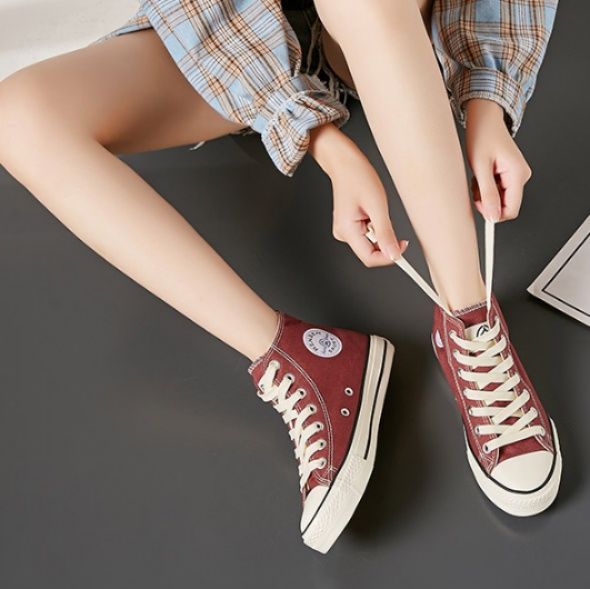 【アーバン・ヴィンテージ】ハイカット・キャンバススニーカー バーガンディ | サークルワッペンデザイン オフホワイトソール レトロ・ストリート