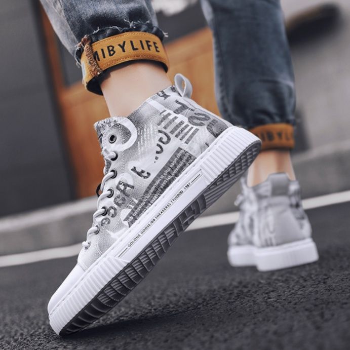 【アーバン・タイポグラフィ】ハイカット・キャンバススニーカー グレー系 | 英字新聞プリント・グラフィック リブ・ラバーソール モード・ストリートスタイル