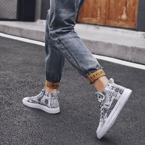 【アーバン・タイポグラフィ】ハイカット・キャンバススニーカー グレー系 | 英字新聞プリント・グラフィック リブ・ラバーソール モード・ストリートスタイル