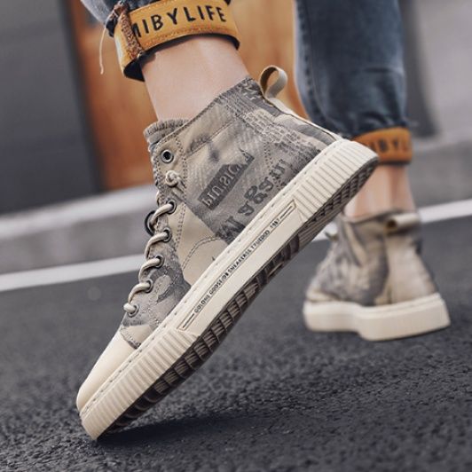 【アーバン・タイポグラフィ】ハイカット・キャンバススニーカー グレー系 | 英字新聞プリント・グラフィック リブ・ラバーソール モード・ストリートスタイル